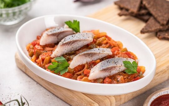 Śledzie po cygańsku - wyrazista sałatka na polskie stoły